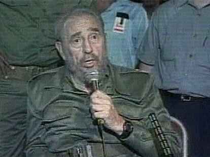 Fidel Castro reaparece ante las cámaras tras el tropiezo para anunciar en persona sus lesiones.