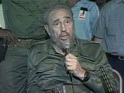 Fidel Castro reaparece ante las cámaras tras el tropiezo para anunciar en persona sus lesiones.