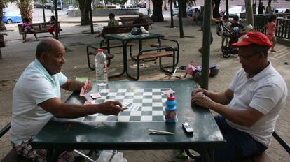 Luis Ángel Medina, de 77 años, y Manuel Pérez, de 62, juegan a las cartas en Usera.