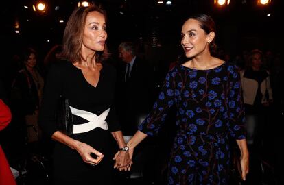 Tamara Falco con su madre, Isabel Preysler, en la presentación de un libro el pasado octubre.