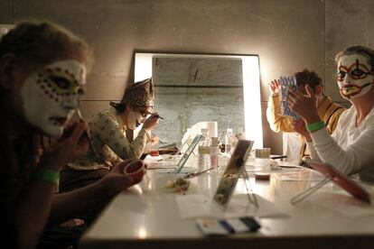 Los voluntarios y actores que componen el desfile de Reyes Magos más importante del país se maquillan y visten con cuidado. Durante horas, el ritmo es frenético. En la imagen, unos arlequines frente a sus espejos.