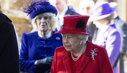 La reina Isabel abandona este miércoles el servicio religioso en Sandringham. Detrás, la duquesa de Cornualles.