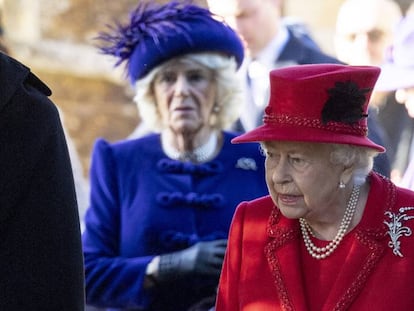 La reina Isabel abandona este miércoles el servicio religioso en Sandringham. Detrás, la duquesa de Cornualles.