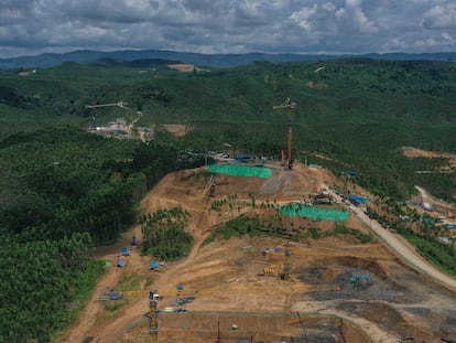 Construcción de Nusantara en la jungla de Kalimantan, en Borneo.