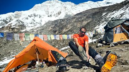 Ueli Steck, con la cara sur del Annapurna de fondo, en una imagen de archivo.