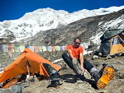 Ueli Steck, con la cara sur del Annapurna de fondo, en una imagen de archivo.