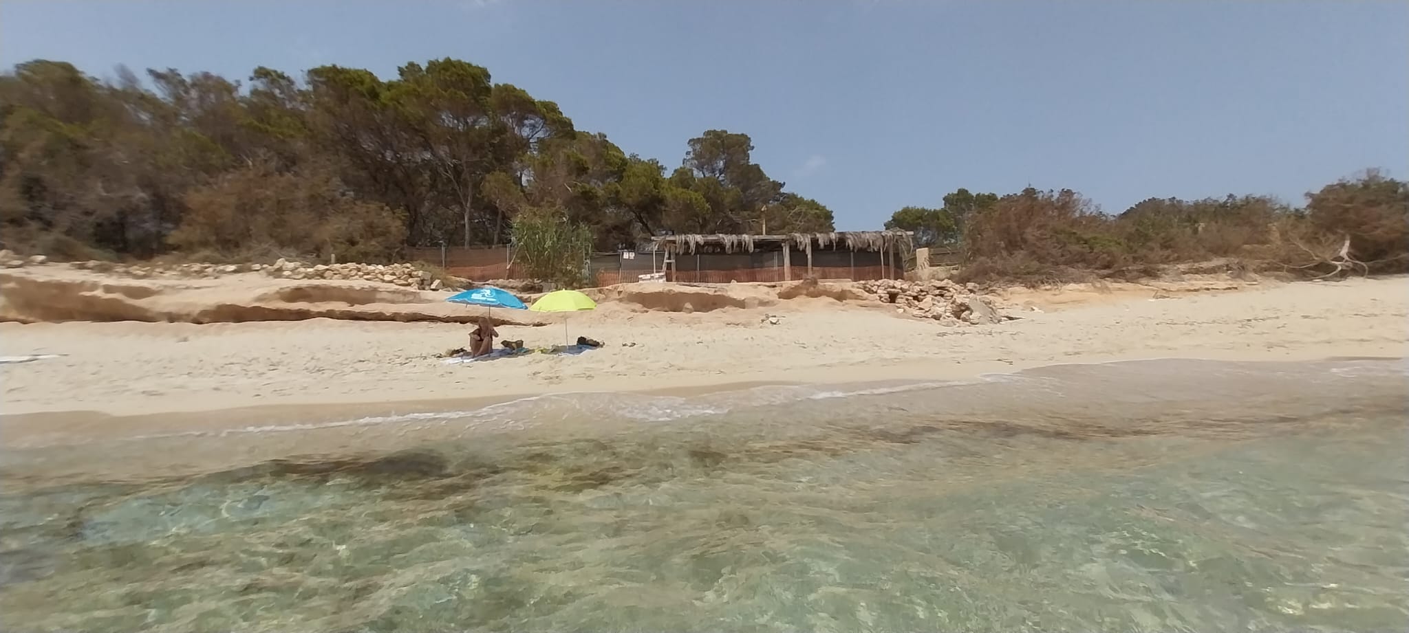 La playa de Migjorn de Formentera, con el chiringuito Pelayo en ruinas al fondo.
