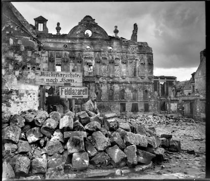 Septiembre de 1918. Plaza del Ayuntamiento de Noyon, Francia (nota manuscrita del autor sobre el negativo de vidrio).