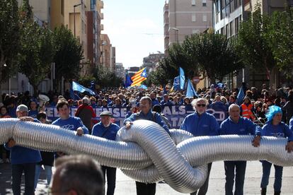 Els portadors del nus metàl·lic que simbolitza la lluita antitransvasament.