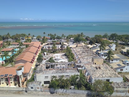 Vista aérea das ruínas de um hotel em Porto Seguro (Bahia) dado pelo doleiro Alberto Youssef como garantia de empréstimo feito pelo Banco Safra.