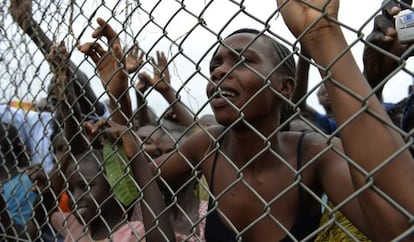 Desplazados piden ayuda desde el aeropuerto de Bangui.