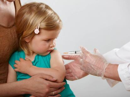 Una ni&ntilde;a recibe una vacuna.
