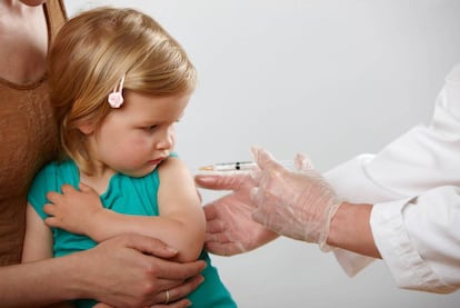 Una ni&ntilde;a recibe una vacuna.