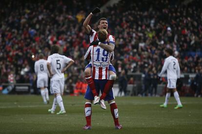Mario Mandzukic celebra el cuarto gol de la tarde con Fernando Torres.