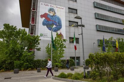 Un mural del ilustrador Alessandro Adelio Rossi colgado en la fachada del hospital Papa Giovanni XXIII recuerda al personal sanitario que ha cuidado de la ciudadanía italiana durante la pandemia. En Bérgamo, los hospitales recibieron un gran impacto por la covid-19 y fueron al principio focos de contagio. La realidad es que la salvaje privatización del sistema sanitario lombardo y la falta de médicos de cabecera complicaron las primeras horas de la pandemia.