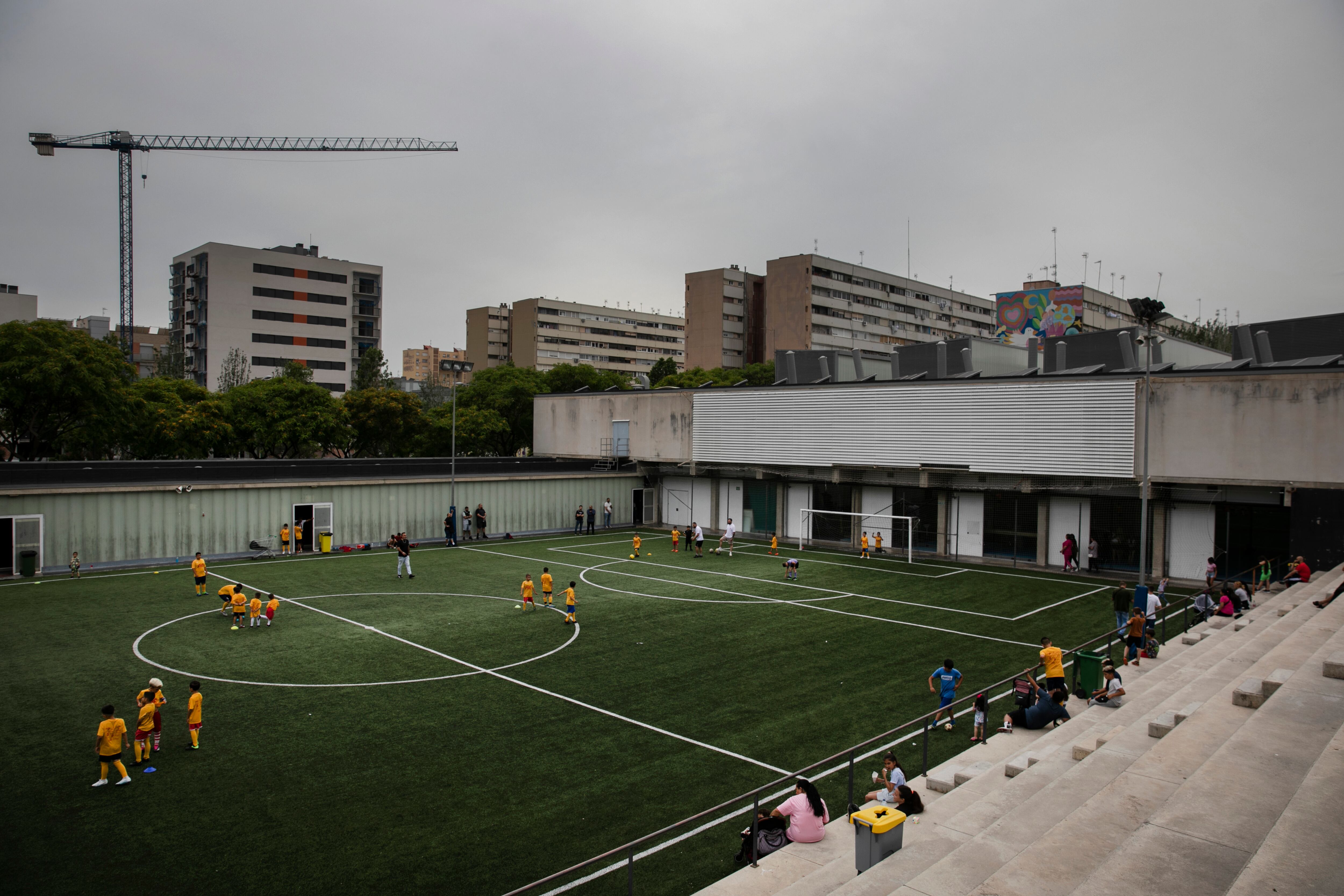 En la imagen el campo de fútbol del Pabellón Olímpico Municipal La Mina donde entrena el Cf Tramontana. 