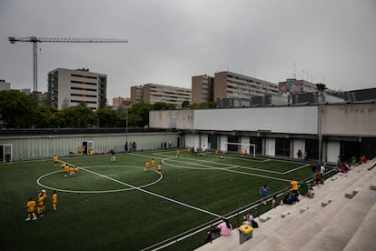 En la imagen el campo de fútbol del Pabellón Olímpico Municipal La Mina donde entrena el Cf Tramontana. 