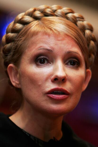 La ucraniana Julia Timoshenko ahora está de actualidad por otros motivos más allá de su peinado, pero ella llevó el peinado típico de su país, con la trenza-diadema, a todo el mundo.