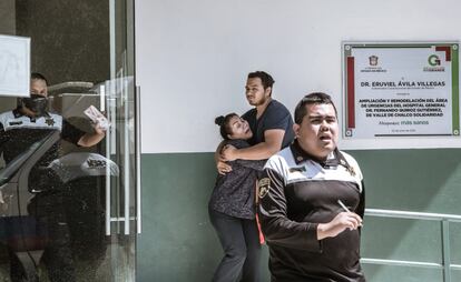 La esposa y uno de los hijos del enfermo se abrazan entre lágrimas a la salida del hospital Fernando Quiroz, uno de los dos centros sanitarios del municipio, que cuenta con 20 camas para pacientes con la covid-19. La mayoría de los pacientes que son trasladados a las emergencias no llegan vivos al hospital o fallecen horas después, según el comandante Oribe. Este paciente, según los Sánchez Luna, murió en el trayecto.