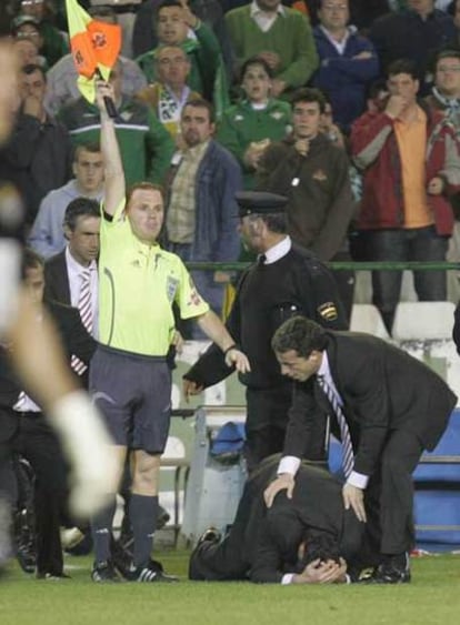 Juande Ramos, tras el botellazo en el campo del Betis.