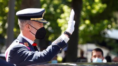 El rey Felipe VI saluda al público en la celebración del Día de las Fuerzas Armadas en la Plaza de la Lealtad de Madrid, este sábado.