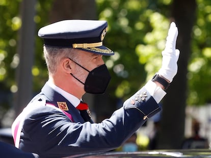 El rey Felipe VI saluda al público en la celebración del Día de las Fuerzas Armadas en la Plaza de la Lealtad de Madrid, este sábado.
