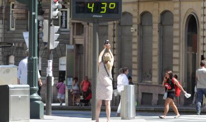 Una persona fotografía un termometro que marca los 43 grados em Bilbao.