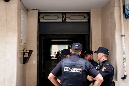 Agentes de la Policía Nacional frente al edificio dónde una mujer ha sido asesinada a manos de su pareja, en la calle Maestro Turina en Getafe, este miércoles.