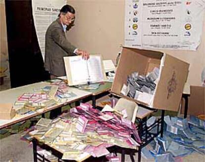 Unos electores arrasaron un colegio electoral en Nápoles enfadados con la organización de los comicios.
