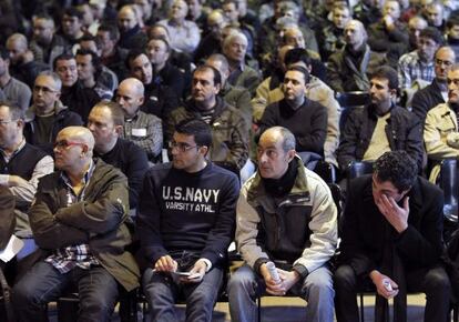 Los afiliados de los sindicatos, en la asamblea de Nissan. / Albert Dalmau (Efe)