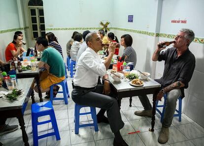 Anthony Bourdain cena con Barack Obama en un restaurante de Hanoi (Vietnam), en mayo de 2016, como desvela una fotografía que Pete Souza, el fotógrafo oficial de la Casa Blanca durante la Administración Obama, publicó en su cuenta de Instagram. Obama era todavía el presidente de Estados Unidos. Según desveló Bourdain, la cena tan solo costó 6 dólares.