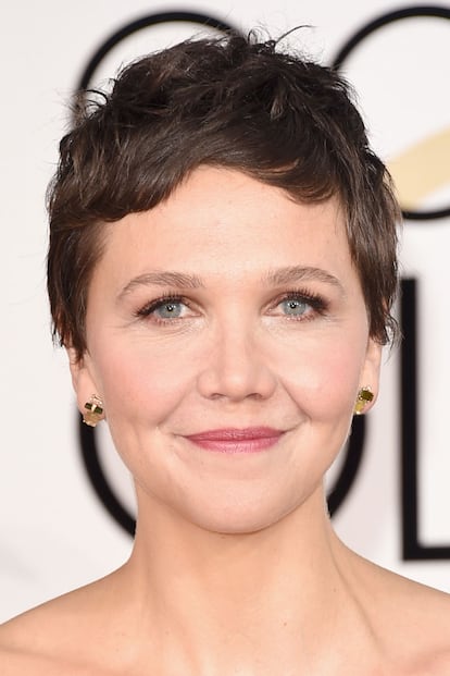 Maggie Gyllenhaal sabe como lucir un 'pixie'. Así de favorecida estaba en la alfombra roja de los Globos de Oro con este peinado ligeramente despeinado.