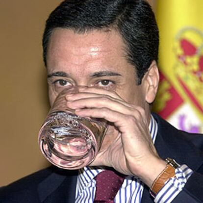 Eduardo Zaplana, portavoz del Gobierno, durante la rueda de prensa posterior al Consejo de Ministros.