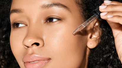 Artículo de EL PAÍS Escaparate sobre sérums con niacinamida que arrasan por Black Friday.