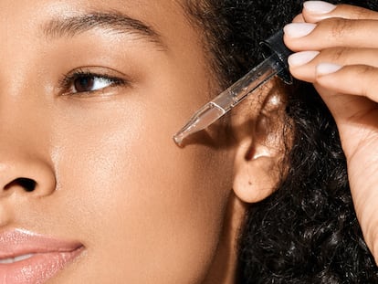 Artículo de EL PAÍS Escaparate sobre sérums con niacinamida que arrasan por Black Friday.