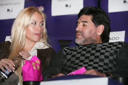 Diego Armando Maradona con su novia Ver&oacute;nica Ojeda, en 2010. 