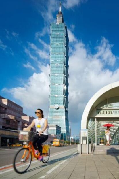 Carril bici junto a la torre Taipei 101, en la capital de Taiwán.