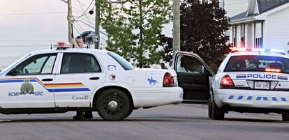 Bloqueo policial en Moncton (Canadá) para intentar detener a un hombre que ha matado a tres policías.