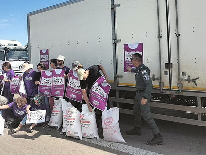 Caravan of the peace organization Omdim Beyahad from Tel Aviv, with humanitarian aid for Gaza on Wednesday.