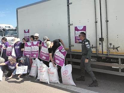 Caravana de la organización pacifista Omdim Beyahad con ayuda humanitaria para Gaza, este miércoles.