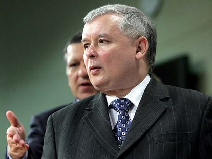 Jaroslaw Kaczynski, en primer plano, y José Manuel Durão Barroso, ayer en una rueda de prensa en Bruselas.