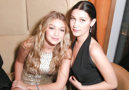 Gigi y, a la derecha, Bella Hadid el pasado enero.