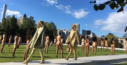 Modelos durante el desfile Yeezy Season 4, de Kanye West, ayer en la isla de Roosevelt, en Nueva York.