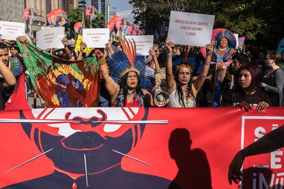 La influencer y activista brasileña, Sônia Guajajara en un acto de denuncia de los asesinatos de indígenas en Brasil, en la Avenida Paulista de São Paulo, en Brasil.