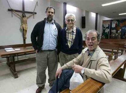 Los curas de la parroquia de San Carlos Borromeo: Javier Baeza, Pepe Díaz y Enrique de Castro.
