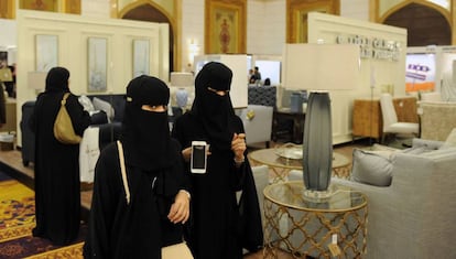 Mujeres saud&iacute;es visitan una feria de dise&ntilde;o interior en Yeda.