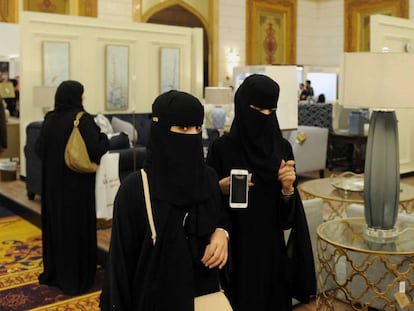 Mulheres sauditas visitam uma feira de design de interiores em Jeddah.