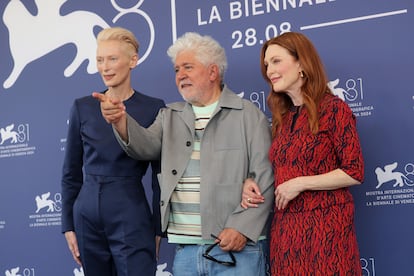 El director Pedro Alvmodóvar junto a las actrices Julianne Moore y Tilda Swinton, por la película 'La habitación de al lado' el sexto día de festival.