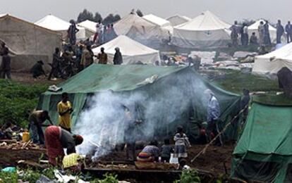 Varios refugiados preparan la comida en el campo de Nkamira de la vecina Ruanda.