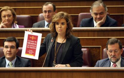La portavoz del PP Soraya Sáenz de Santamaría criticia, durante la sesión de control al Gobierno, el Consejo de Minstros celebrado en Sevilla.